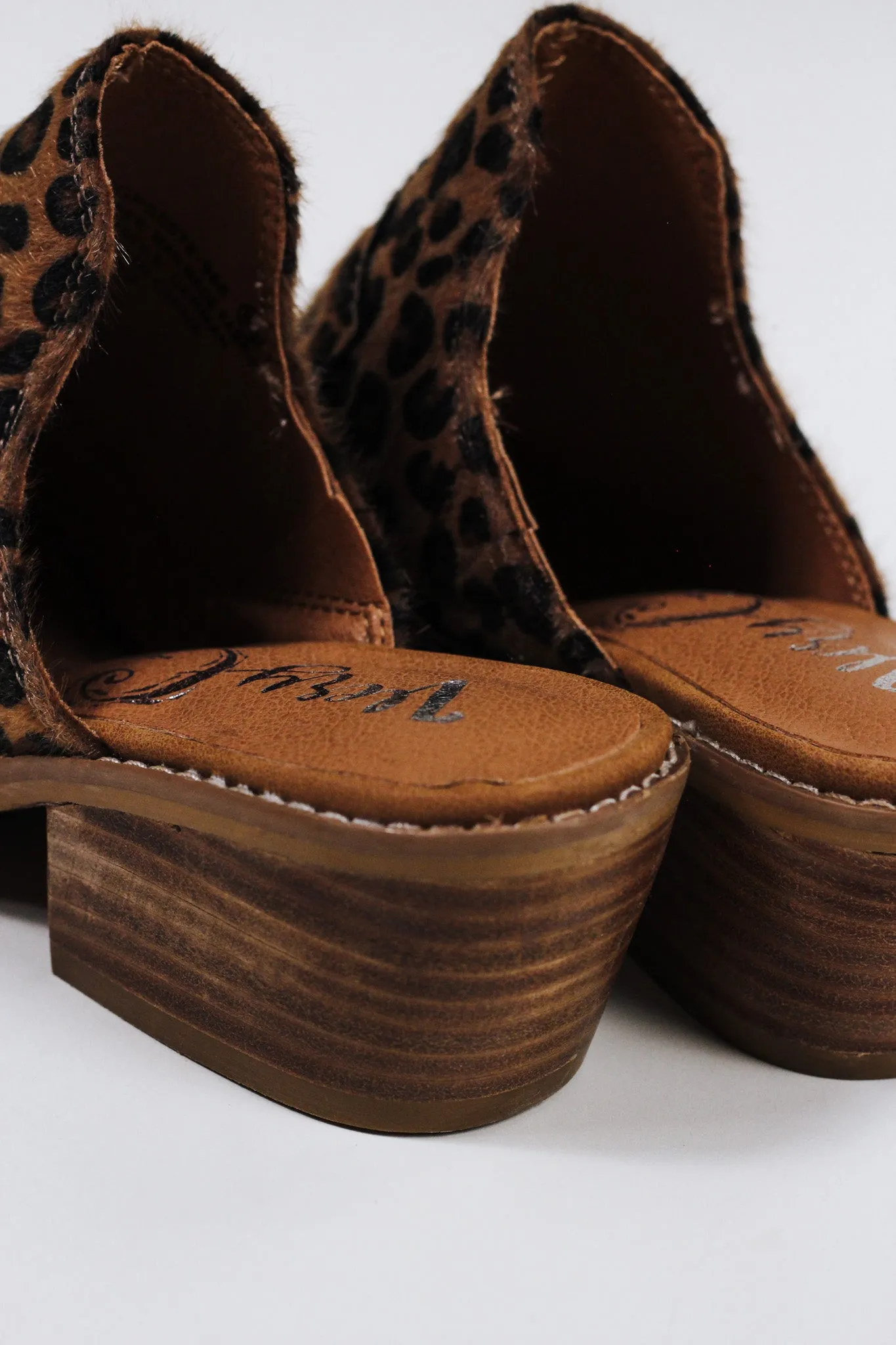 Tan Leopard Very G Mules